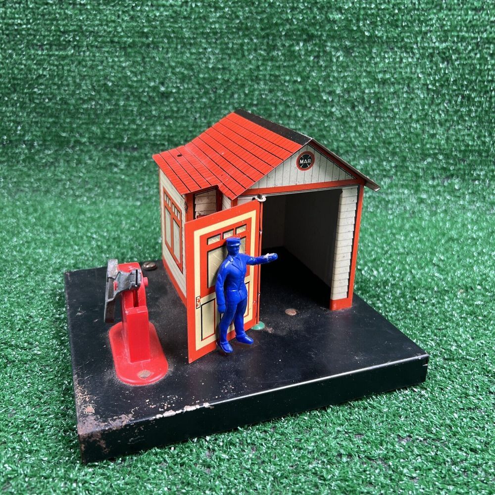 Vintage Marx Railroad Crossing Building‎ & Gate Watchman For Parts Or Repair